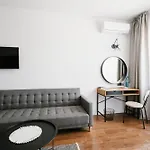 Hotel 99 *